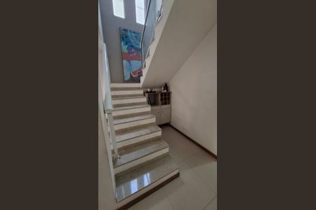 Casa à venda com 180m², 4 quartos e 2 vagasEscada