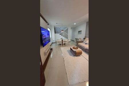 Sala  de casa à venda com 4 quartos, 180m² em Itaipu, Niterói