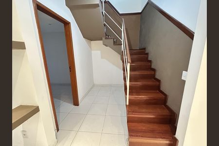 Escada de casa para alugar com 4 quartos, 195m² em Honório Gurgel, Rio de Janeiro