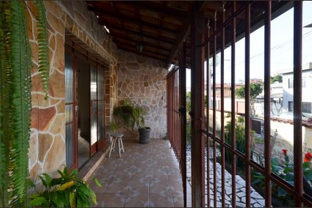 Casa à venda com 450m², 3 quartos e 6 vagasVaranda