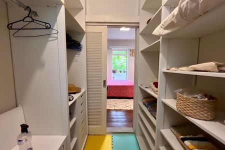 Apartamento para alugar com 104m², 2 quartos e sem vaga Apartamento para alugar com 104m², 2 quartos e sem vagaCloset da suíte