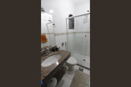 Casa de condomínio para alugar com 220m², 4 quartos e 2 vagasBanheiro da Suíte 2
