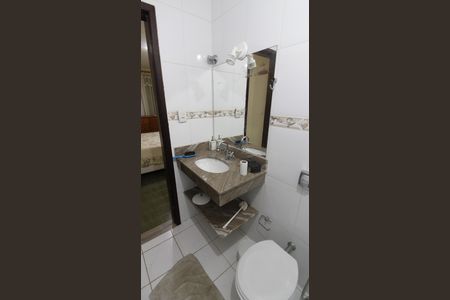 Casa de condomínio para alugar com 220m², 4 quartos e 2 vagasBanheiro da Suíte 2