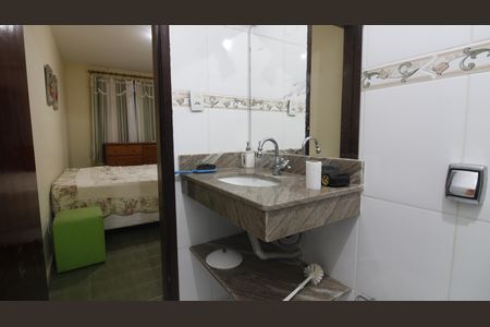 Casa de condomínio para alugar com 220m², 4 quartos e 2 vagasBanheiro da Suíte 2