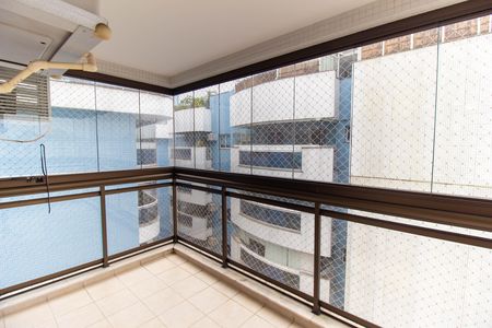 Apartamento à venda com 190m², 4 quartos e 2 vagas Apartamento à venda com 190m², 4 quartos e 2 vagasVaranda