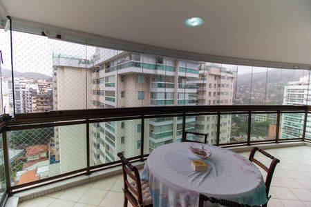 Apartamento à venda com 190m², 4 quartos e 2 vagas Apartamento à venda com 190m², 4 quartos e 2 vagasVaranda