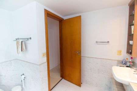 Apartamento à venda com 190m², 4 quartos e 2 vagas Apartamento à venda com 190m², 4 quartos e 2 vagasBanheiro da Suíte 2