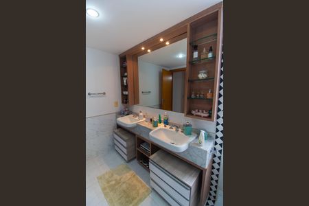 Apartamento à venda com 190m², 4 quartos e 2 vagas Apartamento à venda com 190m², 4 quartos e 2 vagasBanheiro da Suíte 2