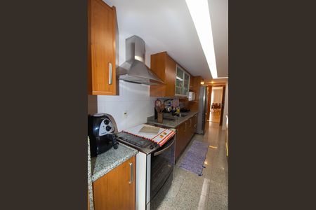 Apartamento à venda com 190m², 4 quartos e 2 vagas Apartamento à venda com 190m², 4 quartos e 2 vagasCozinha e Área de Serviço