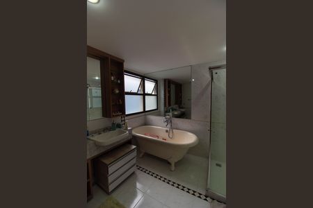 Apartamento à venda com 190m², 4 quartos e 2 vagas Apartamento à venda com 190m², 4 quartos e 2 vagasBanheiro da Suíte 2