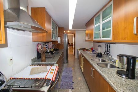 Apartamento à venda com 190m², 4 quartos e 2 vagas Apartamento à venda com 190m², 4 quartos e 2 vagasCozinha e Área de Serviço