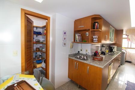 Apartamento à venda com 190m², 4 quartos e 2 vagas Apartamento à venda com 190m², 4 quartos e 2 vagasCozinha e Área de Serviço