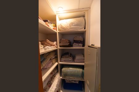 Apartamento à venda com 190m², 4 quartos e 2 vagas Apartamento à venda com 190m², 4 quartos e 2 vagasroupeiro