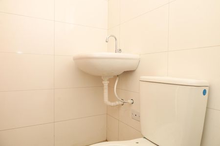 Banheiro 1 de casa de condomínio para alugar com 2 quartos, 70m² em Jardim Lucinda, São Paulo