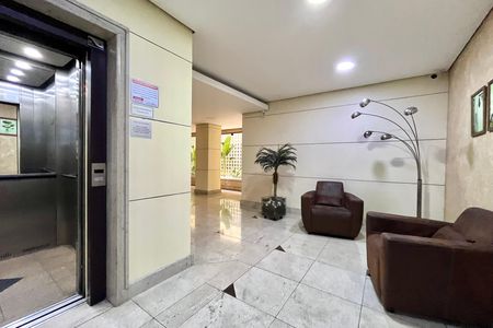 Apartamento à venda com 169m², 3 quartos e 4 vagas Apartamento à venda com 169m², 3 quartos e 4 vagasHall social