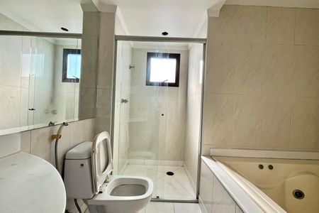 Apartamento à venda com 169m², 3 quartos e 4 vagas Apartamento à venda com 169m², 3 quartos e 4 vagasBanheiro da Suíte 1