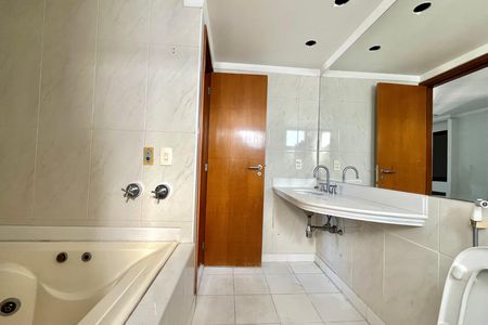 Apartamento à venda com 169m², 3 quartos e 4 vagas Apartamento à venda com 169m², 3 quartos e 4 vagasBanheiro da Suíte 1