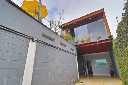 Casa para alugar com 110m², 2 quartos e 3 vagasFachada