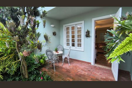 Casa de condomínio à venda com 151m², 3 quartos e 2 vagas Casa de condomínio à venda com 151m², 3 quartos e 2 vagasFachada