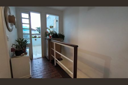 Casa de condomínio à venda com 151m², 3 quartos e 2 vagas Casa de condomínio à venda com 151m², 3 quartos e 2 vagasEscada