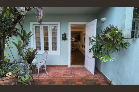 Casa de condomínio à venda com 151m², 3 quartos e 2 vagas Casa de condomínio à venda com 151m², 3 quartos e 2 vagasFachada