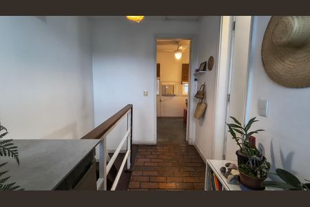 Casa de condomínio à venda com 151m², 3 quartos e 2 vagas Casa de condomínio à venda com 151m², 3 quartos e 2 vagasEscada