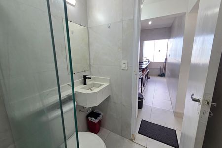 Banheiro de apartamento para alugar com 1 quarto, 51m² em Vila Tupi, Praia Grande