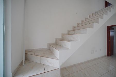 Casa para alugar com 90m², 2 quartos e 1 vagaEscada de acesso a cobertura