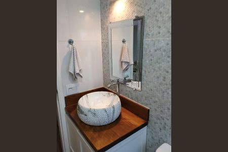 Banheiro de apartamento à venda com 2 quartos, 56m² em Jardim Wanda, Taboão da Serra