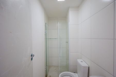Banheiro social de apartamento para alugar com 2 quartos, 33m² em Usina Piratininga, São Paulo