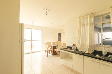Casa à venda com 200m², 4 quartos e 4 vagas Casa à venda com 200m², 4 quartos e 4 vagasCozinha
