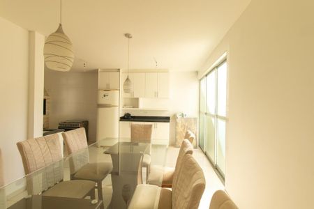 Casa à venda com 200m², 4 quartos e 4 vagas Casa à venda com 200m², 4 quartos e 4 vagasCozinha