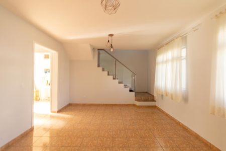 Casa à venda com 200m², 4 quartos e 4 vagas Casa à venda com 200m², 4 quartos e 4 vagasSala