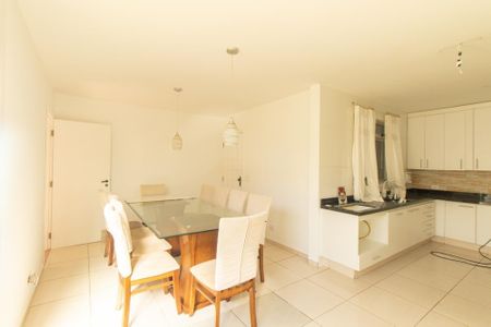 Casa à venda com 200m², 4 quartos e 4 vagas Casa à venda com 200m², 4 quartos e 4 vagasCozinha