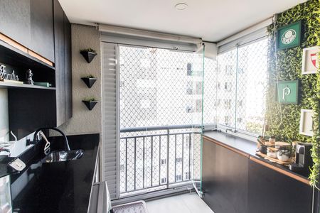 Cozinha de apartamento à venda com 2 quartos, 42m² em Jardim Tupanci, Barueri