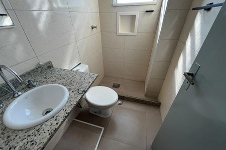 Banheiro de apartamento para alugar com 2 quartos, 49m² em Praia da Bandeira, Rio de Janeiro