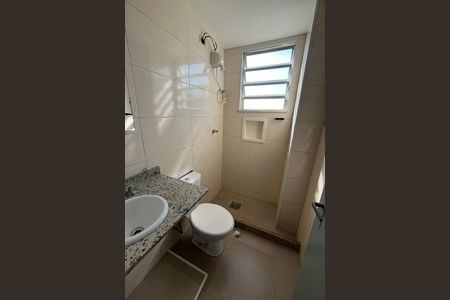Banheiro de apartamento para alugar com 2 quartos, 49m² em Praia da Bandeira, Rio de Janeiro