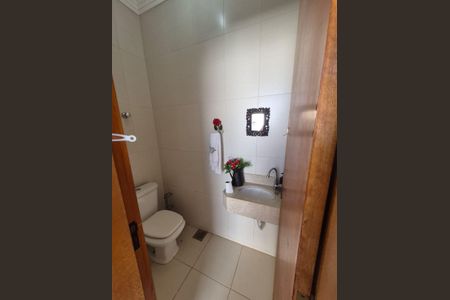 Casa à venda com 240m², 3 quartos e 2 vagas Casa à venda com 240m², 3 quartos e 2 vagasBanheiro 1