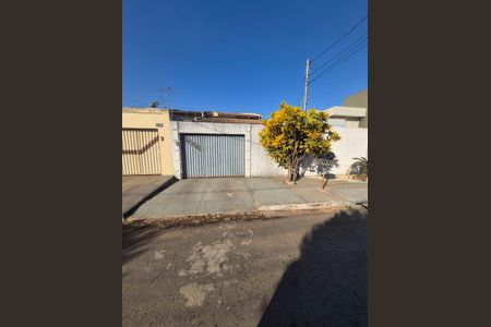 Casa à venda com 240m², 3 quartos e 2 vagas Casa à venda com 240m², 3 quartos e 2 vagasGaragem