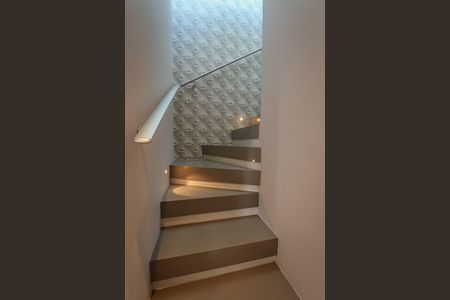 Apartamento à venda com 226m², 3 quartos e 3 vagas Apartamento à venda com 226m², 3 quartos e 3 vagasEscada