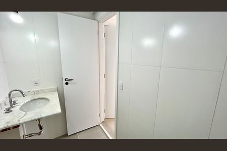 Apartamento à venda com 83m², 2 quartos e 2 vagas Apartamento à venda com 83m², 2 quartos e 2 vagasBanheiro da Suíte