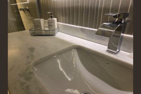 Banheiro de apartamento para alugar com 1 quarto, 56m² em Alphaville Industrial, Barueri