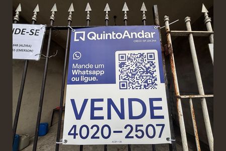 Casa à venda com 210m², 6 quartos e 1 vaga Casa à venda com 210m², 6 quartos e 1 vagaFachada