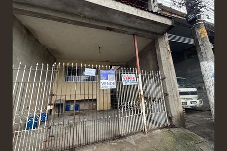 Casa à venda com 210m², 6 quartos e 1 vaga Casa à venda com 210m², 6 quartos e 1 vagaFachada