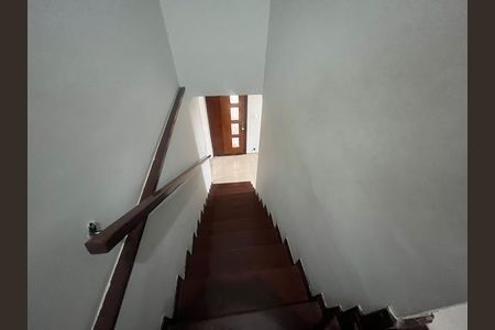 Casa de condomínio à venda com 127m², 3 quartos e 2 vagas Casa de condomínio à venda com 127m², 3 quartos e 2 vagasEscada