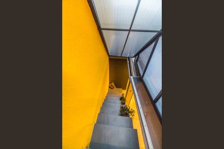 Casa à venda com 150m², 2 quartos e 3 vagas Casa à venda com 150m², 2 quartos e 3 vagasEscada