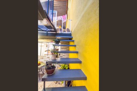 Casa à venda com 150m², 2 quartos e 3 vagas Casa à venda com 150m², 2 quartos e 3 vagasEscada