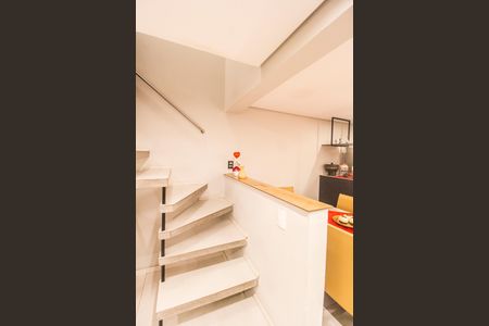 Casa à venda com 150m², 2 quartos e 3 vagas Casa à venda com 150m², 2 quartos e 3 vagasEscada