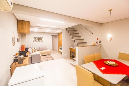 Casa à venda com 150m², 2 quartos e 3 vagas Casa à venda com 150m², 2 quartos e 3 vagasSala