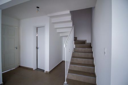 Casa de condomínio para alugar com 115m², 3 quartos e 2 vagas Casa de condomínio para alugar com 115m², 3 quartos e 2 vagasEscada